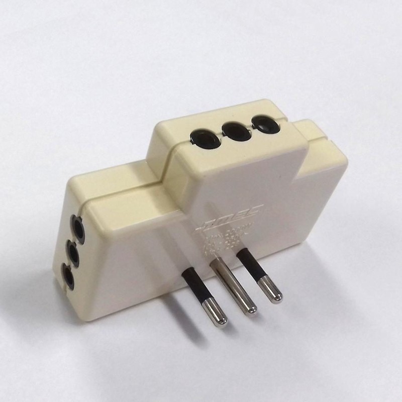 ENCHUFE MACHO TRIPLE LATERAL CON LUZ PILOTO